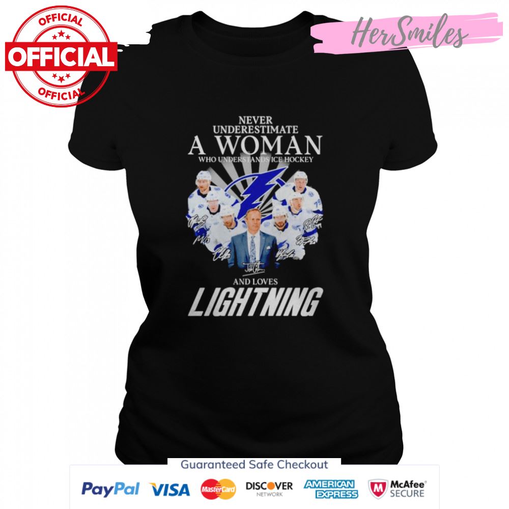 2022 never underestimate a woman who understands ice hockey and loves Lightning signatures shirt