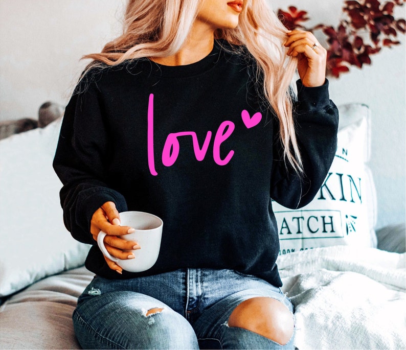 Valentine‘s Love Heart Shirts for Women Long Sleeve Valentine‘s Sweatshirt for women