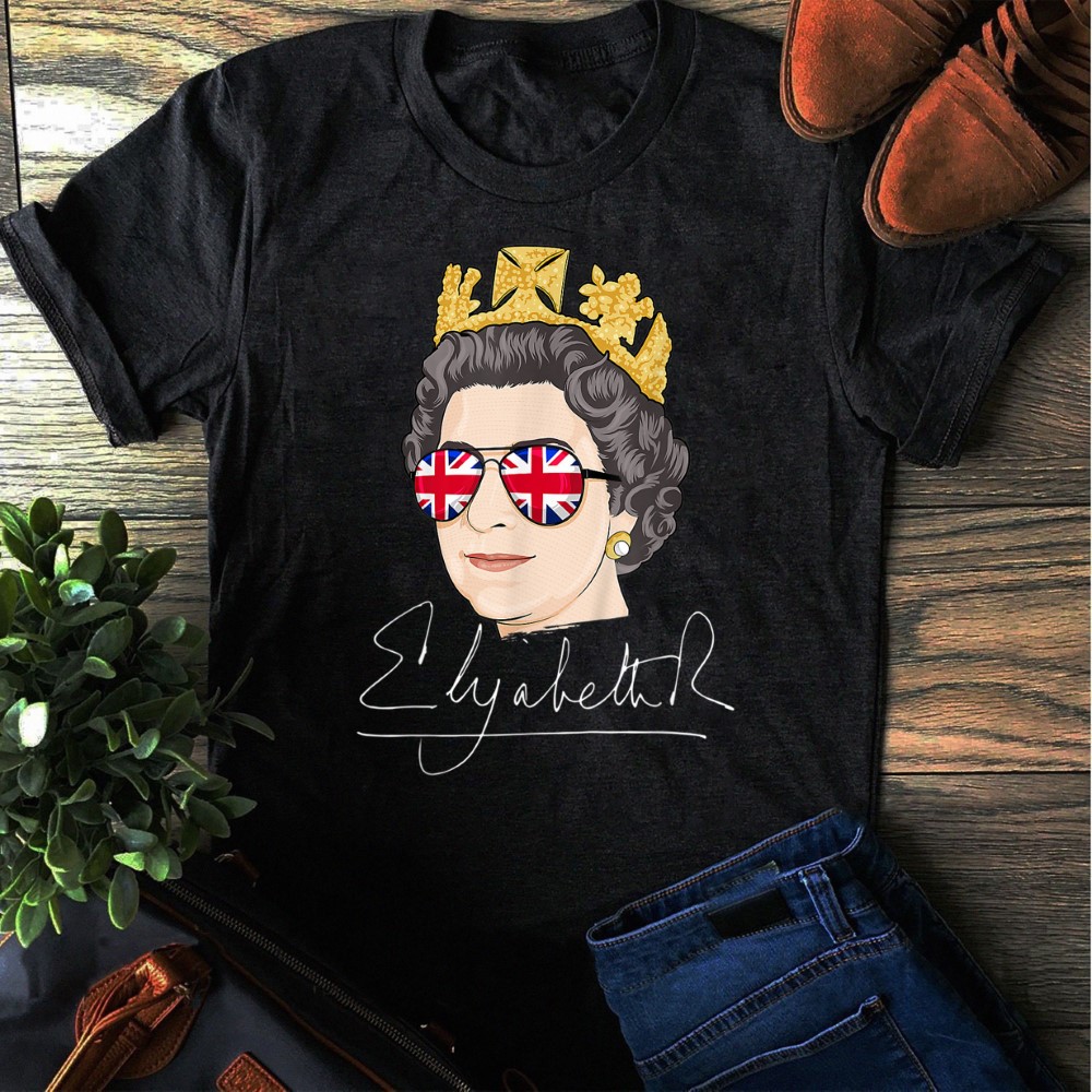 Queen Elizabeth II Signature Graphic Tee – Gildan 100% Cotton, White, Men’s Regular Fit – UK Royal Autograph Shirt