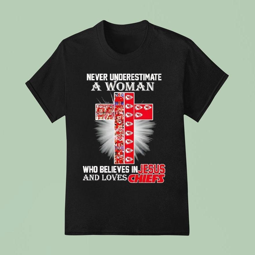 Never Underestimate A Woman Who Believes In Jesus Loves Kansas City Chiefs Cross Shirt