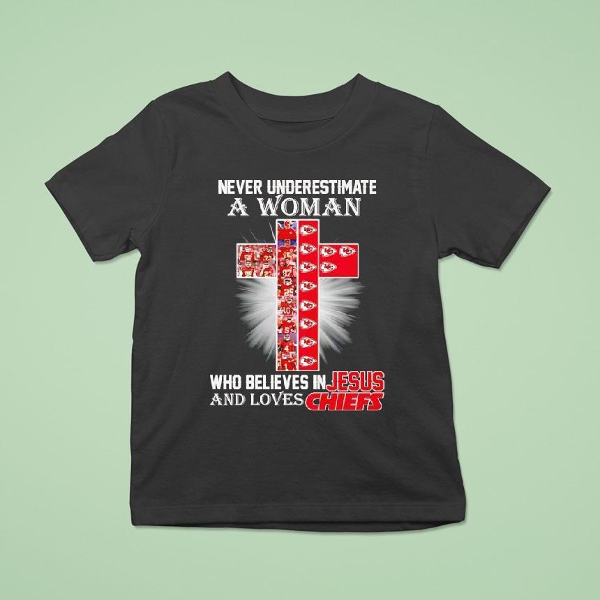 Never Underestimate A Woman Who Believes In Jesus Loves Kansas City Chiefs Cross Shirt